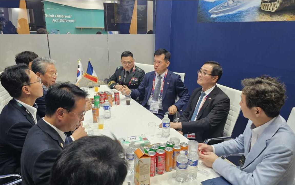 최병로 방위산업진흥회 상근부회장이 프랑스 유로사토리 2024 전시회 기간 중 중소기업 대표들과 간담회를 갖고 있다. [방진회 제공]