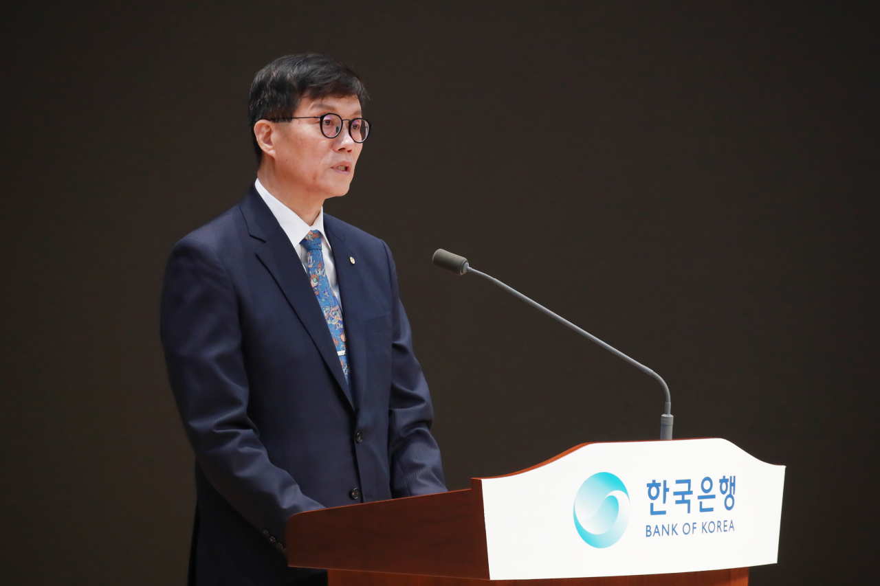 이창용 한국은행 총재가 12일 서울 중구 한국은행에서 열린 한국은행 창립 제74주년 기념식에서 기념사를 낭독하고 있다. 연합뉴스