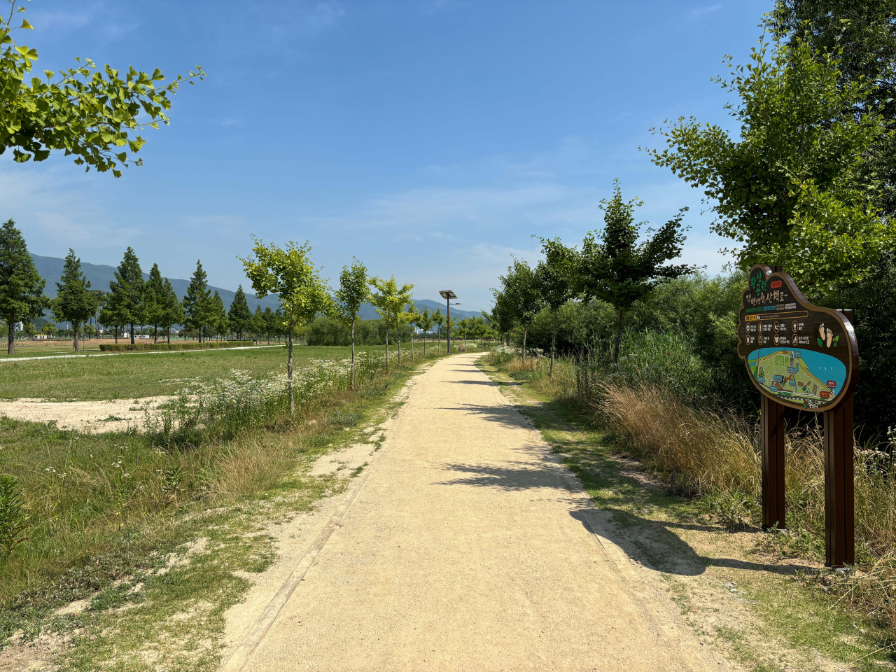 양산 황산공원 강변 마사토 산책로. [사진=양산시]