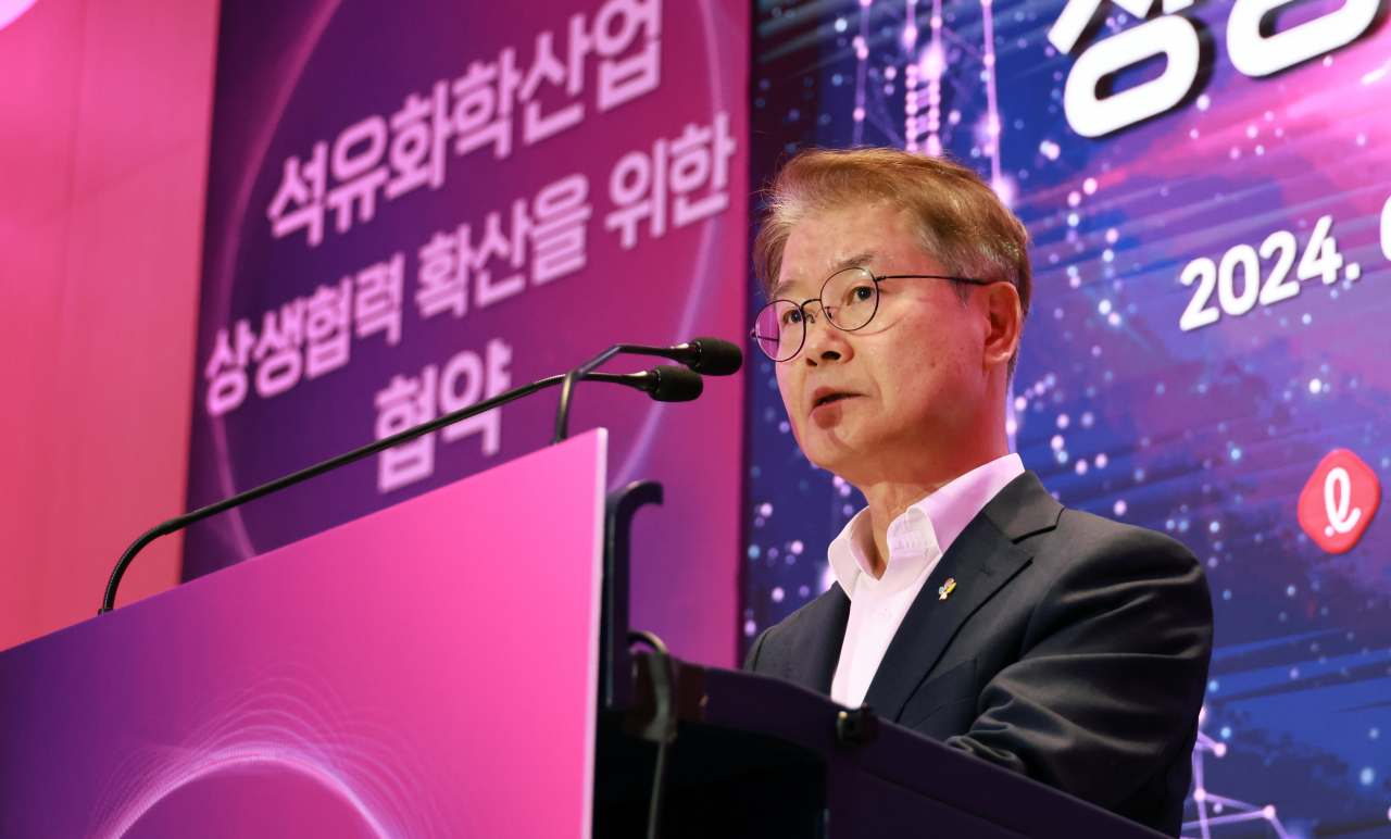 이정식 고용노동부 장관이 3일 서울 송파구 롯데월드타워에서 열린 석유화학산업 상생협력 확산을 위한 협약식에 참석해 인사말하고 있다. [연합]