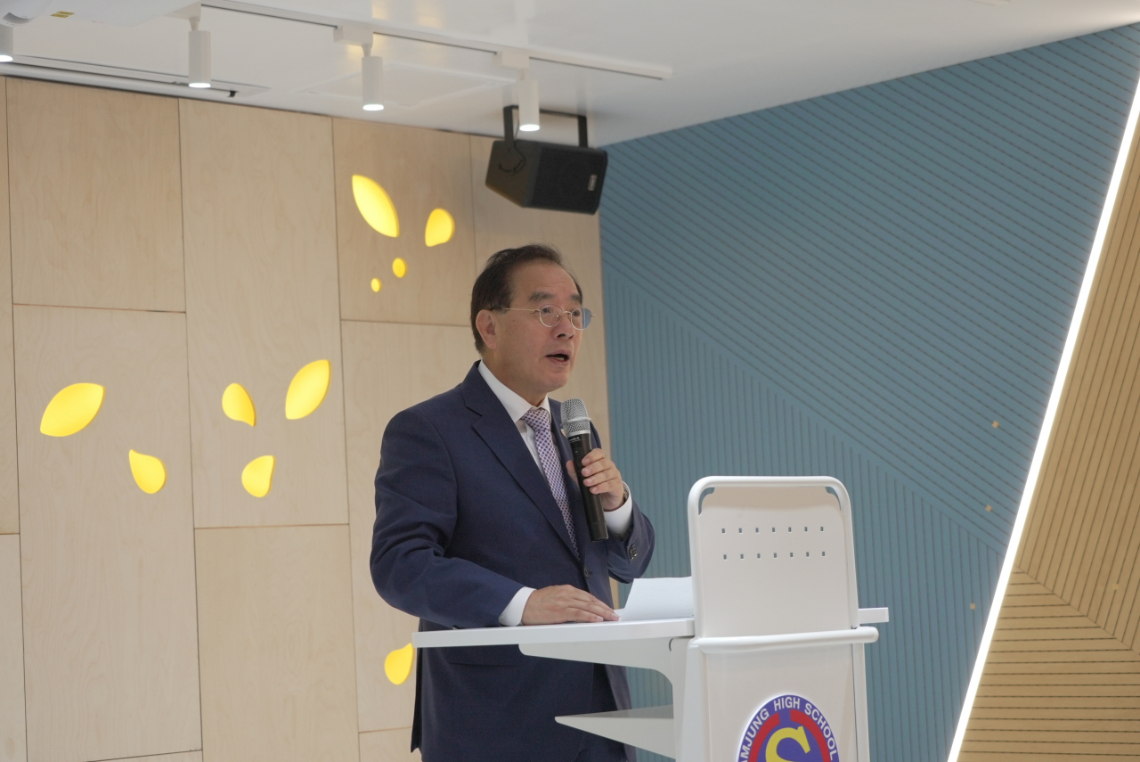 하윤수 부산시교육감이 18일 오후 삼정고등학교 러닝센터에서 개최된 '2024 고교학점제 학교공간조성사업 삼정고등학교 구축 완료 보고회'에서 격려 메시지를 전하고 있다. [사진=부산시교육청]