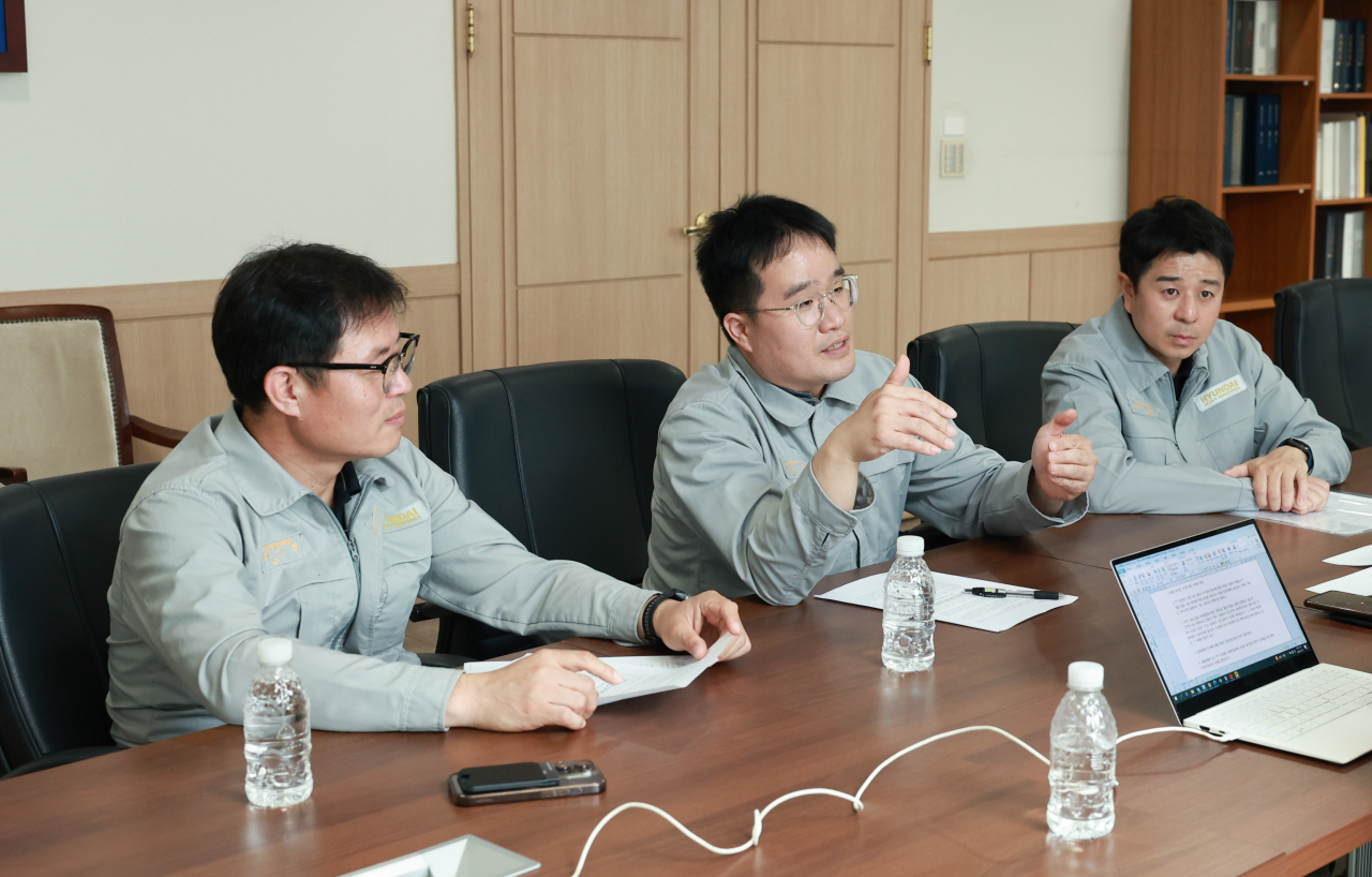 HD현대중공업 특수선체계통합부(ITT)의 이기혁(왼쪽부터) 책임매니저, 김태용 부서장, 박창욱 책임매니저가 17일 울산 동구 HD현대중공업 조선소에서 기자 질문에 대답하고 있다. [HD현대 제공]