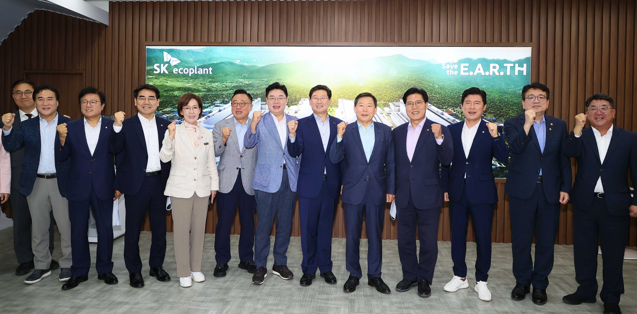 18일 용인특례시 처인구 원삼면 '용인반도체클러스터'에서 열린 국민의힘 에너지·AI반도체특별위원회 연석회의에 참석한 관계자.[용인시 제공]