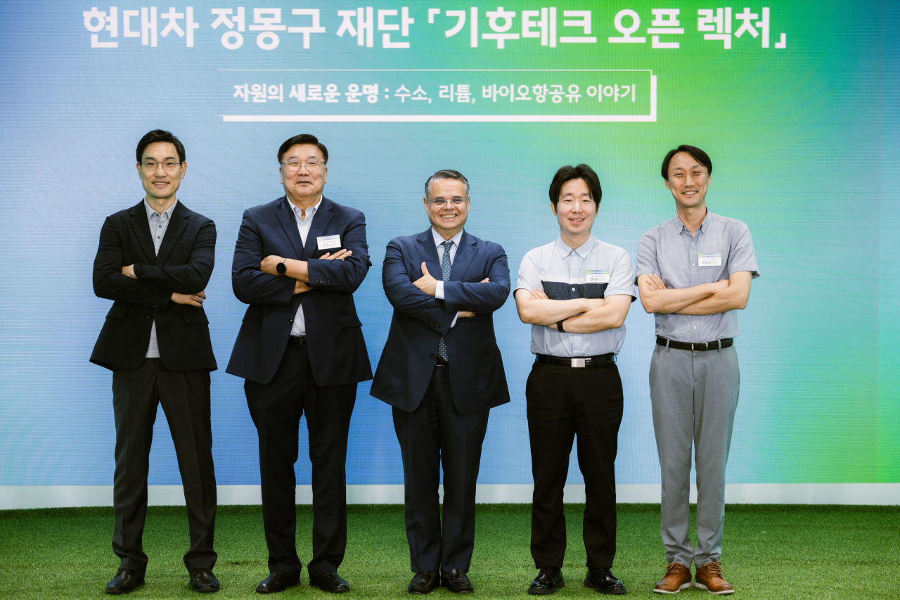 현대차 정몽구 재단에서 지난 18일 개최한 ‘기후테크 오픈 렉처’에서 주요 참석자들이 기념 촬영을 하고 있다. 왼쪽부터 현대차 정몽구 재단의 최재호 사무총장, 정헌 한국에너지기술연구원 책임연구원, 헨리 곤잘레스 녹색기후기금(GCF) 부사무총장, 정다운 한국생산기술연구원 선임연구원, 박철호 한국에너지기술연구원 책임연구원. [현대차 정몽구 재단 제공]