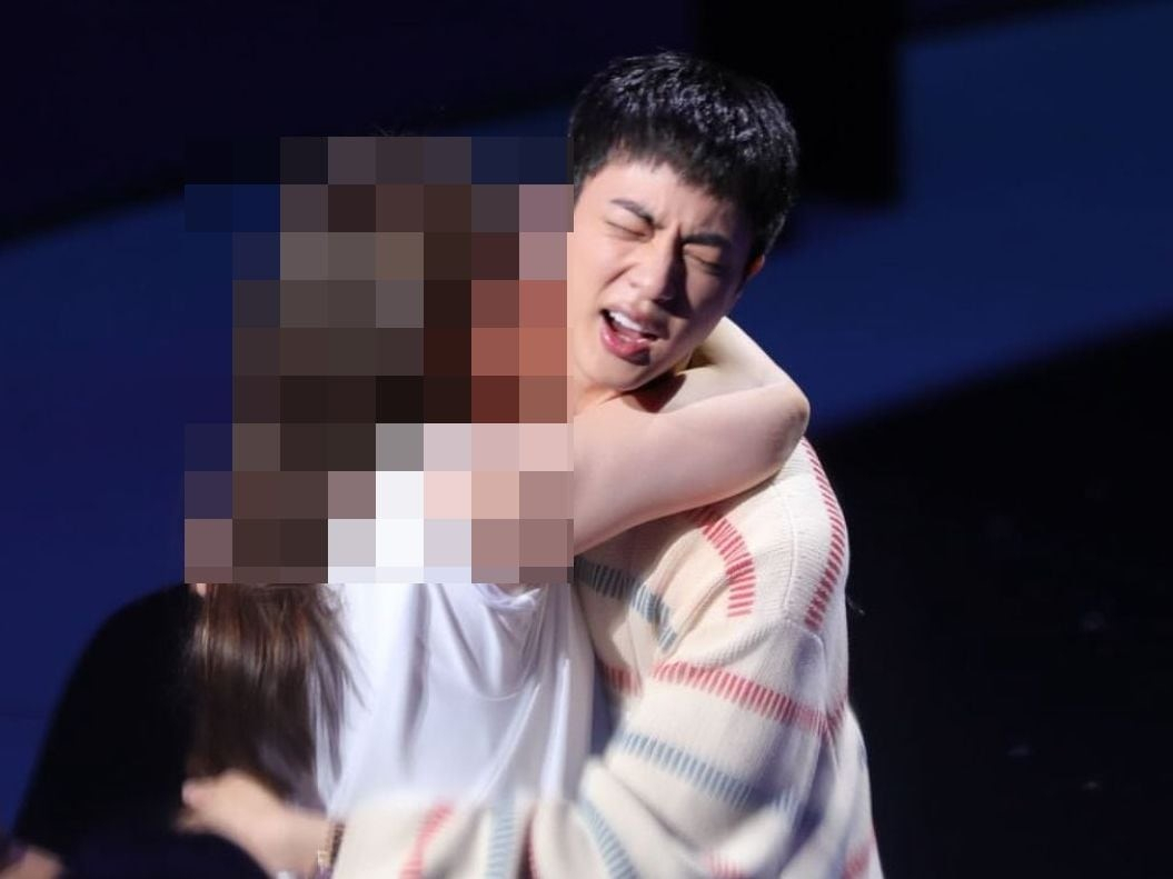 지난 13일 방탄소년단(BTS) 멤버 진(본명 김석진·32)이 연 허그회에서 일부 팬들이 진에게 입맞춤을 시도해 성추행 논란이 일었다. [X(구 트위터)]