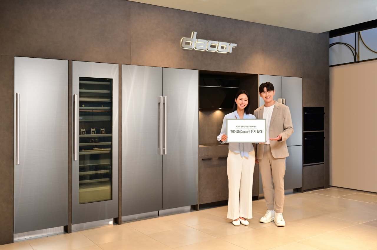 삼성전자 모델이 삼성스토어 신세계 강남점에서 럭셔리 빌트인 가전 브랜드 ‘데이코(Dacor)’ 제품을 소개하고 있다. [삼성전자 제공]