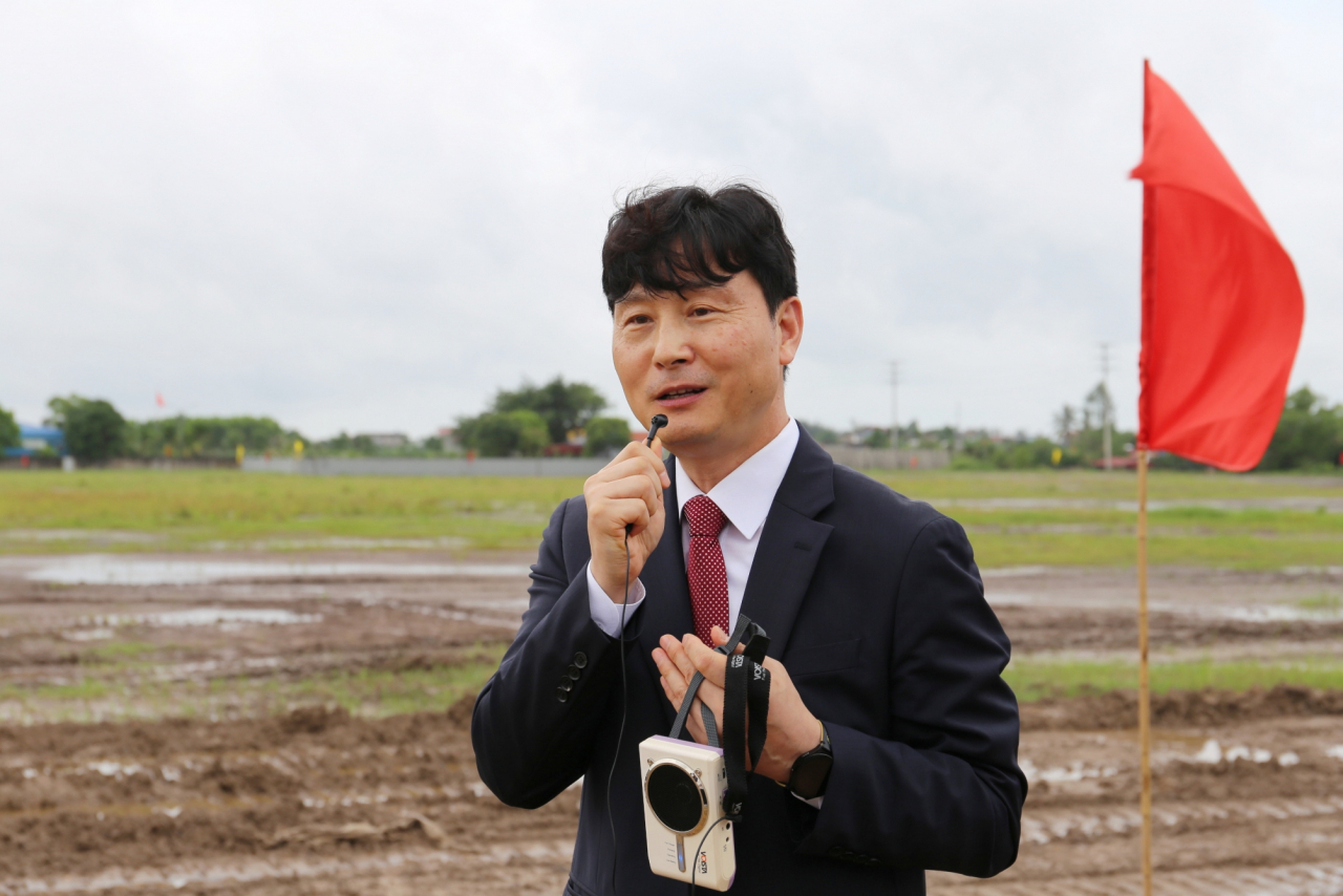 10일 베트남 타이빈성 그린아이파크(GREEN i-PARK) 산업 단지에 자리잡은 하이트진로 해외 공장 부지에서 정성훈 진로 소주 베트남 법인장이 향후 계획을 설명하고 있다. [하이트진로 제공]