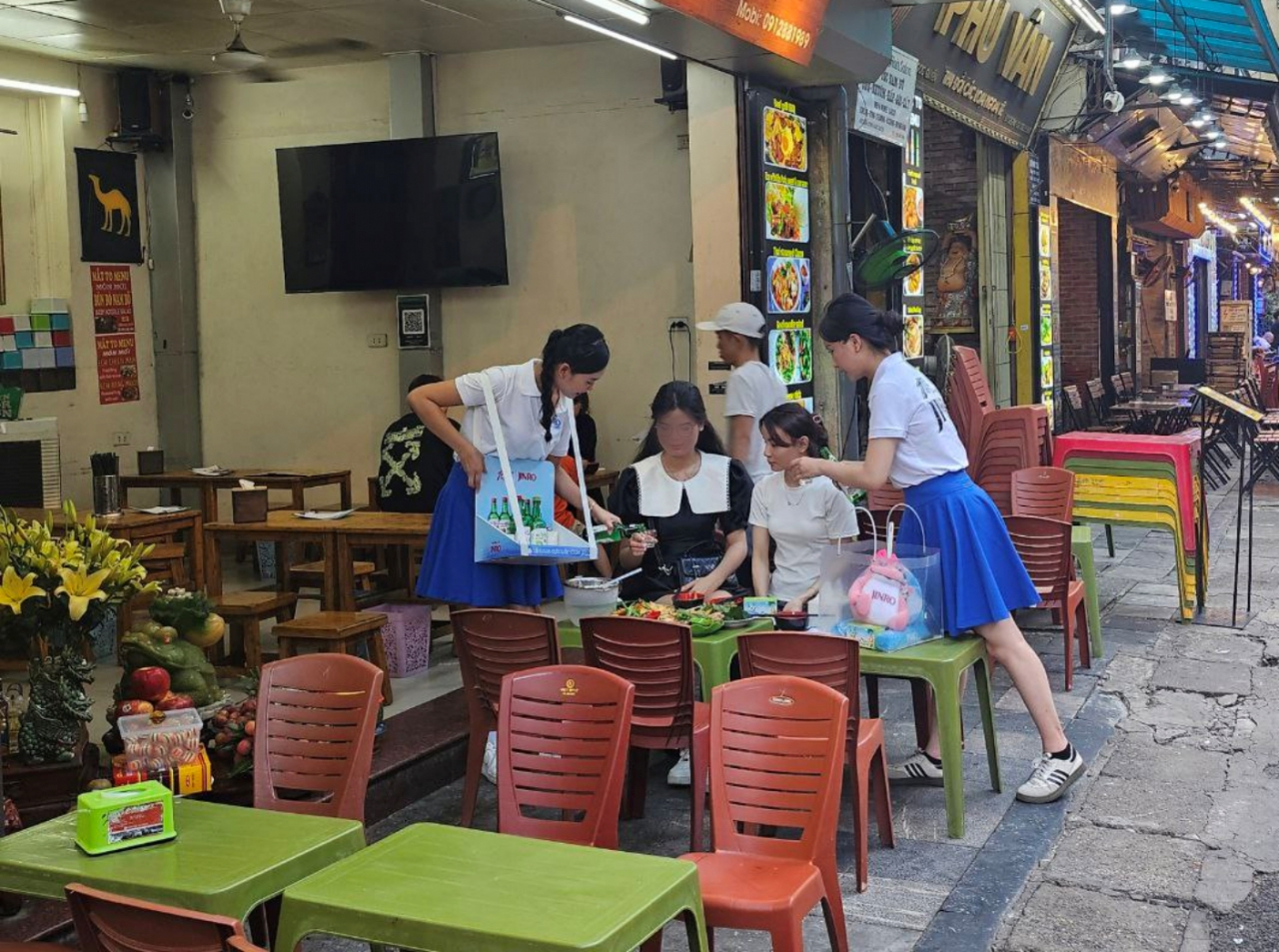 10일 오후 베트남 하노이 호안끼엠 맥주 거리에서 하이트진로가 현지 소비자를 대상으로 대면 판촉 활동을 진행 중인 모습. [하이트진로 제공]