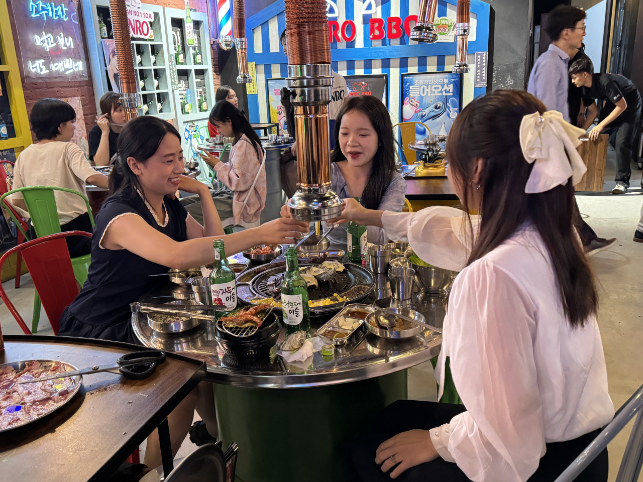 10일 오후 베트남 하노이 진로BBQ 본점을 찾은 땀(오른쪽), 투이, 타오. [하노이 공동취재단]