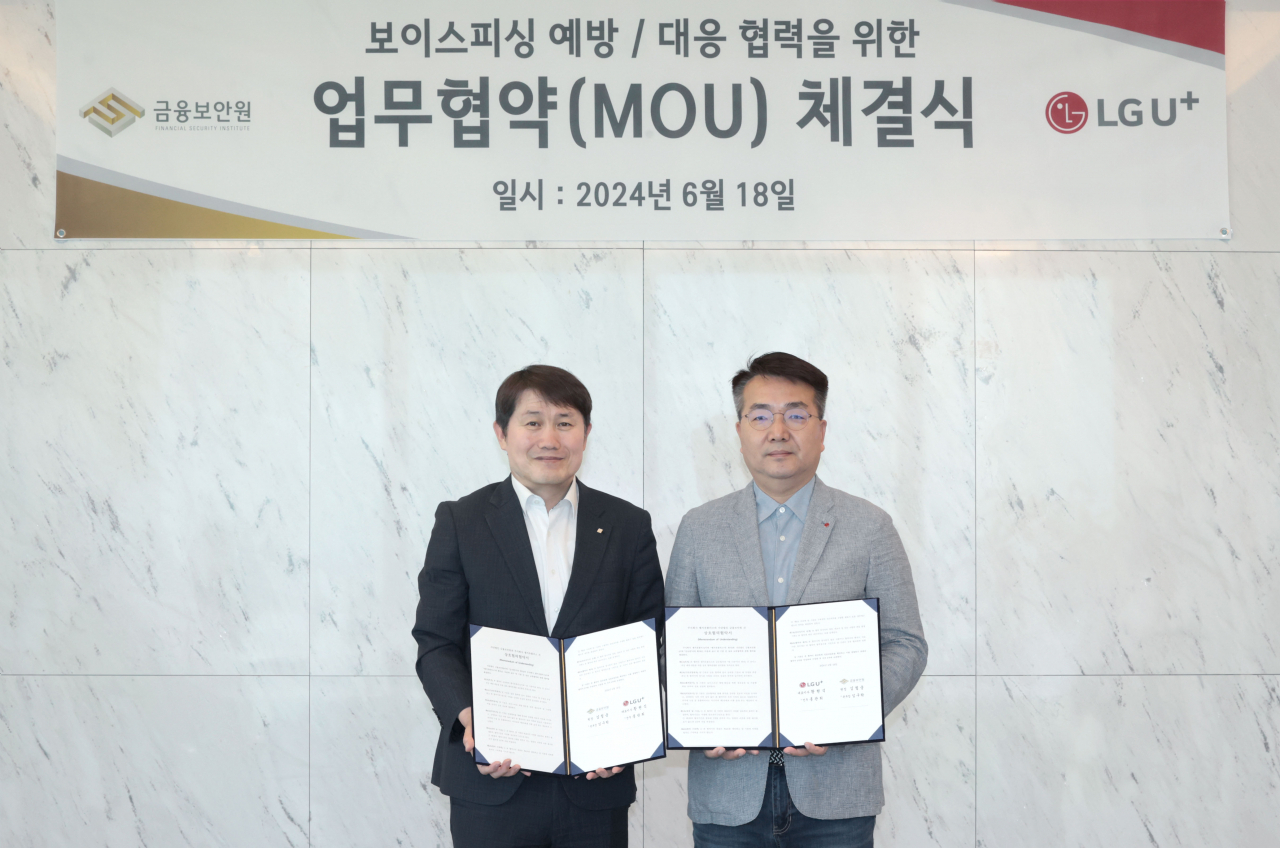 18일 서울 강서구 LG사이언스파크에서 열린 업무협약식에서 임구락(왼쪽부터) 금융보안원 본부장, 홍관희 LG유플러스 전무이 기념 사진을 촬영하고 있다. [LG유플러스 제공]
