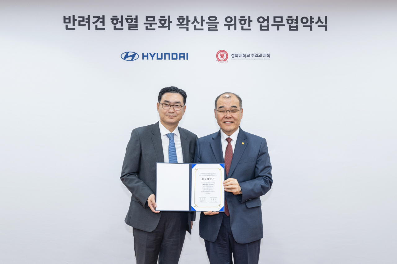 정유석(왼쪽) 현대자동차 국내사업본부장(부사장)과 홍원화 경북대학교 총장이 지난 18일 업무협약 체결식에서 기념 촬영을 하고 있다. [현대차 제공]