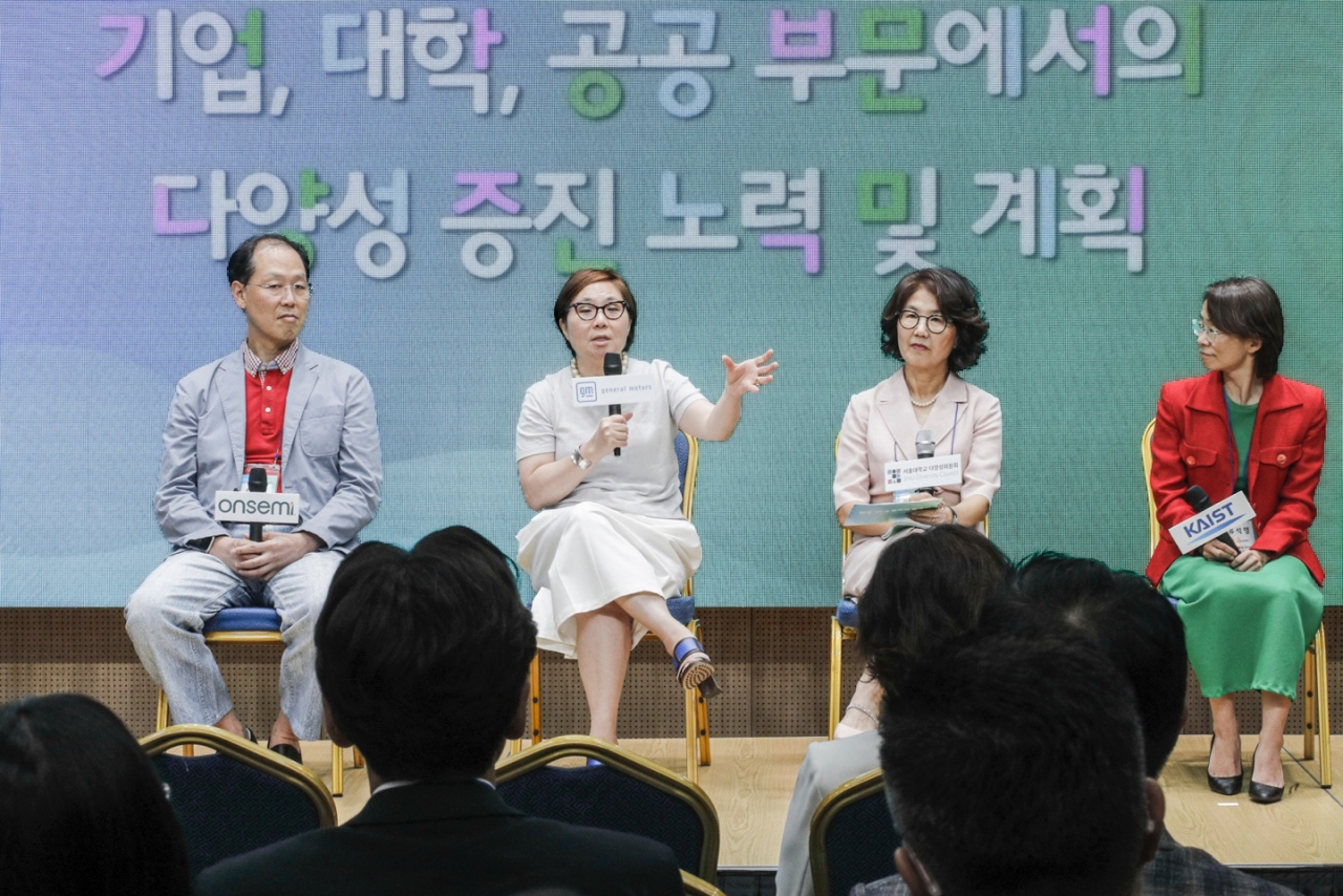 GM 한국사업장은 지난 18일 민관학연 7개의 기업·단체와 함께 한국다양성협의체를 구성, 발족식을 가졌다. 이날 진행된 다양성, 포용성 포럼 및 토론 세션에 참여한 원지영(왼쪽에서 두번째) GM 한국사업장 다양성위원회 공동의장 겸 부사장. [GM한국사업장 제공]
