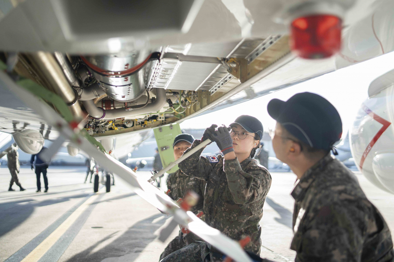 지난해 10월 미 잭슨빌 해군기지에서 한국 해군의 P-8A 해상초계기 첫 비행을 앞두고 기체를 점검하는 한국 해군 항공 정비사들.[해군 제공]