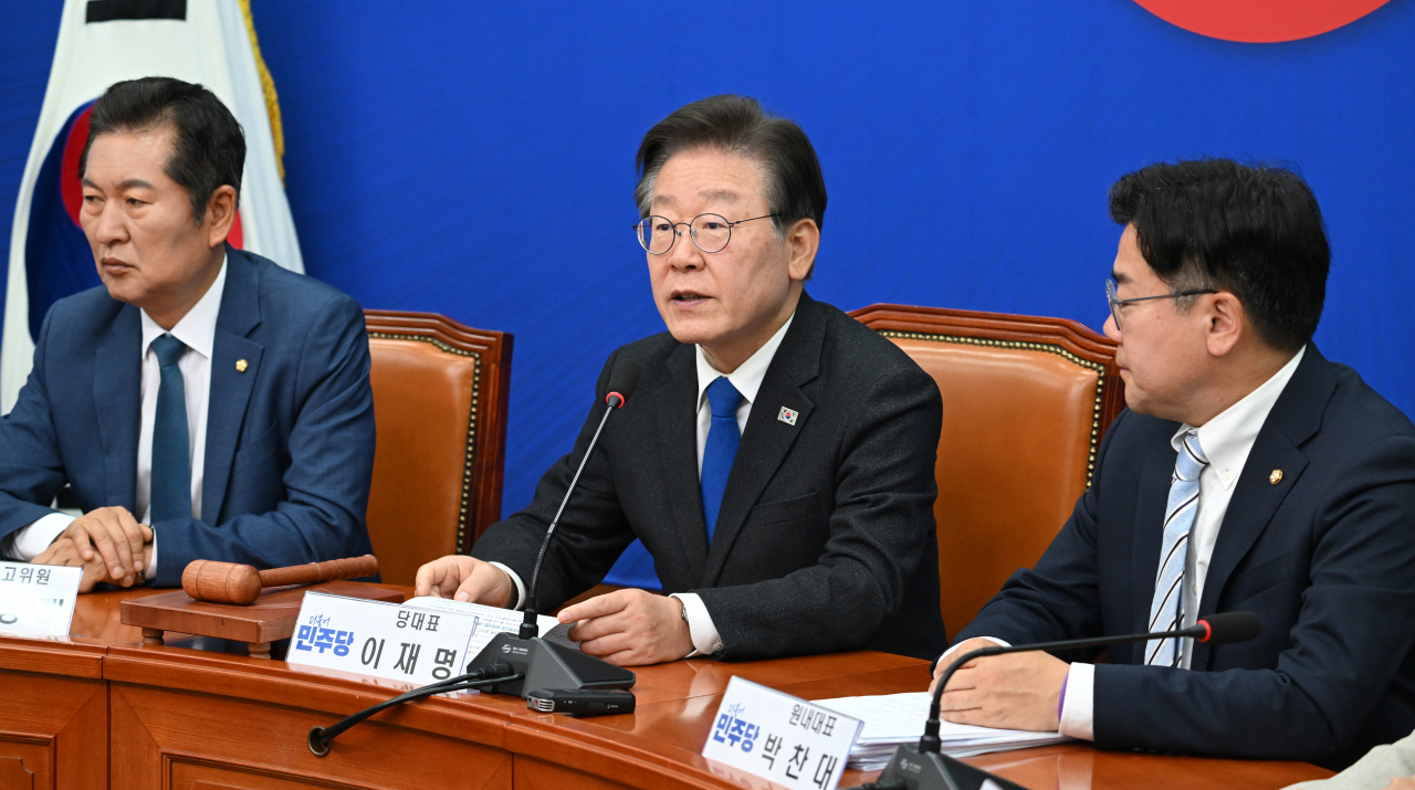 이재명(가운데) 더불어민주당 대표가 7일 오전 서울 여의도 국회에서 열린 최고위원회의에 참석해 발언을 하고 있다. 임세준 기자