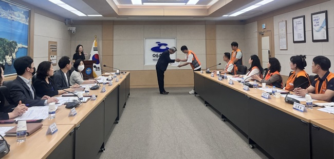 여수시 김병완 행정안전국장(왼쪽)과 이영훈 노조위원장이 18일 상견례 자리에서 인사를 나누고 있다.