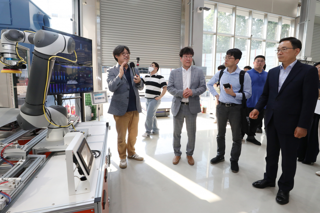 서울 강남구가 수서동에 개관 예정인 ‘로봇플러스 테스트필드’에서 한국전자기술연구원 관계가 로봇 시연을 하는 모습 [강남구 제공]