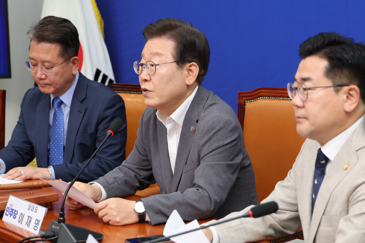 이재명(가운데) 더불어민주당 대표가 19일 오전 서울 여의도 국회에서 열린 최고위원회에서 발언하고 있다. [연합]