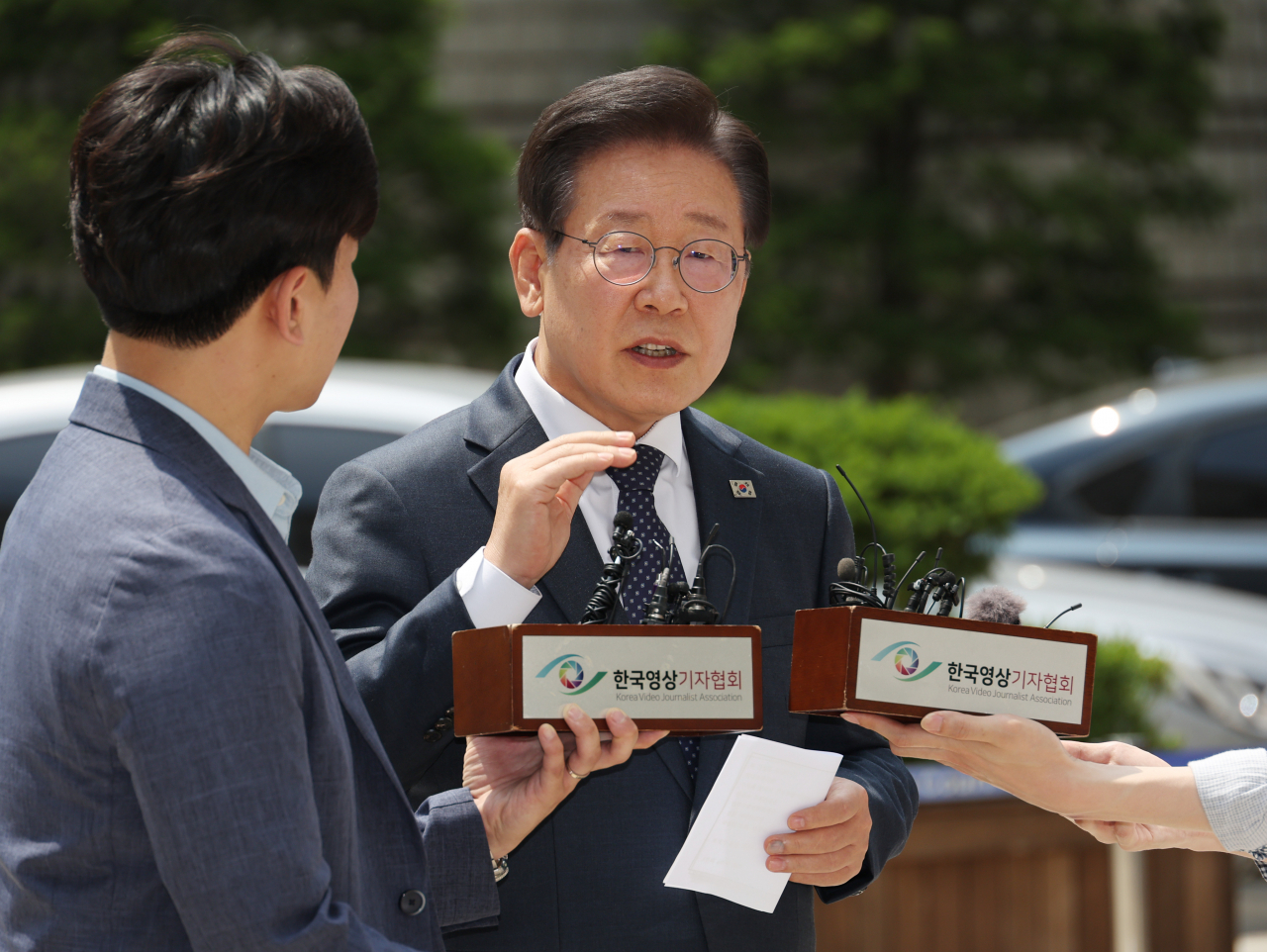 이재명 더불어민주당 대표가 14일 서울 서초동 서울중앙지법에서 열리는 공직선거법 관련 재판에 출석하기에 앞서 취재진 앞에서 입장을 말하고 있다. [연합]