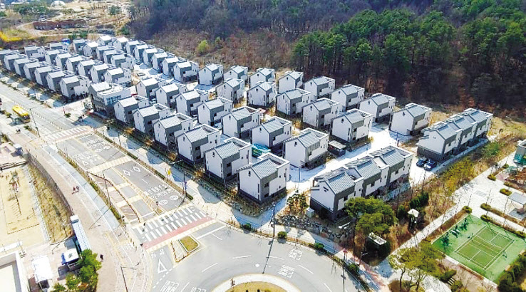 행복도시는 도시 내 57개 건축물이 ZEB인증을 받았다. 사진은 제로에너지 단독주택(로렌하우스, 60세대)으로 ZEB 인증 2등급을 받았다.에너지자립률은 83%에 달한다. [출처 LH]