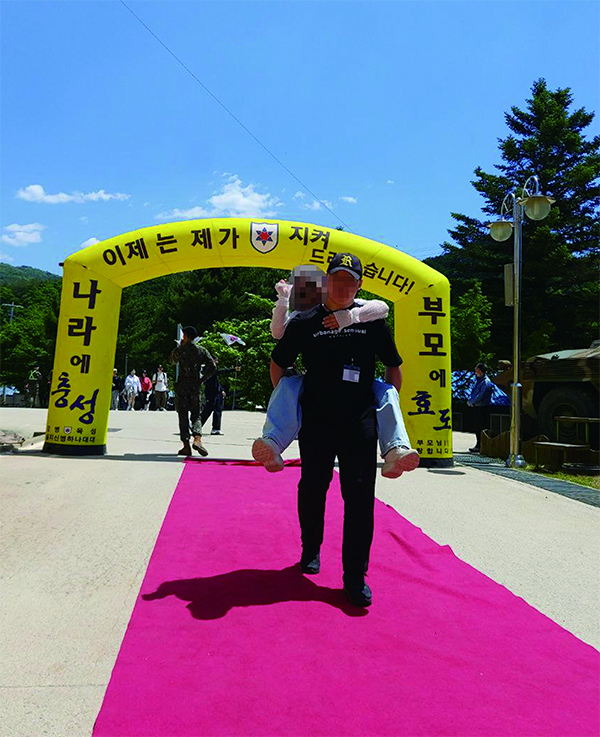 지난달 얼차려(군기훈련)를 받다 쓰러져 이틀 만에 숨진 육군 훈련병이 입영식 당시 모친과 함께한 모습. [군인권센터 홈페이지 캡처]