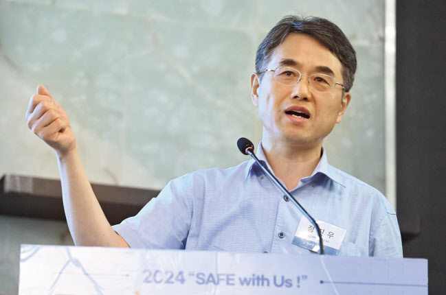 정진우 서울과학기술대학교 교수가 19일 서울 중구 더 플라자 호텔에서 열린 중대재해예방 산업안전법제포럼 6월 초청강연에 연사로 참석해 강연을 하고 있다. 임세준 기자