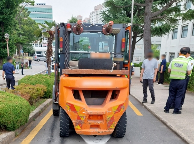 부산대 캠퍼스 내 사고난 지게차 [부산시경찰청 제공]
