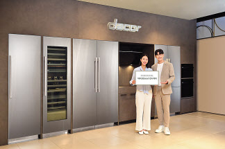 삼성전자 모델이 삼성스토어 신세계 강남점에서 럭셔리 빌트인 가전 브랜드 ‘데이코’ 제품을 소개하고 있다. [삼성전자 제공]