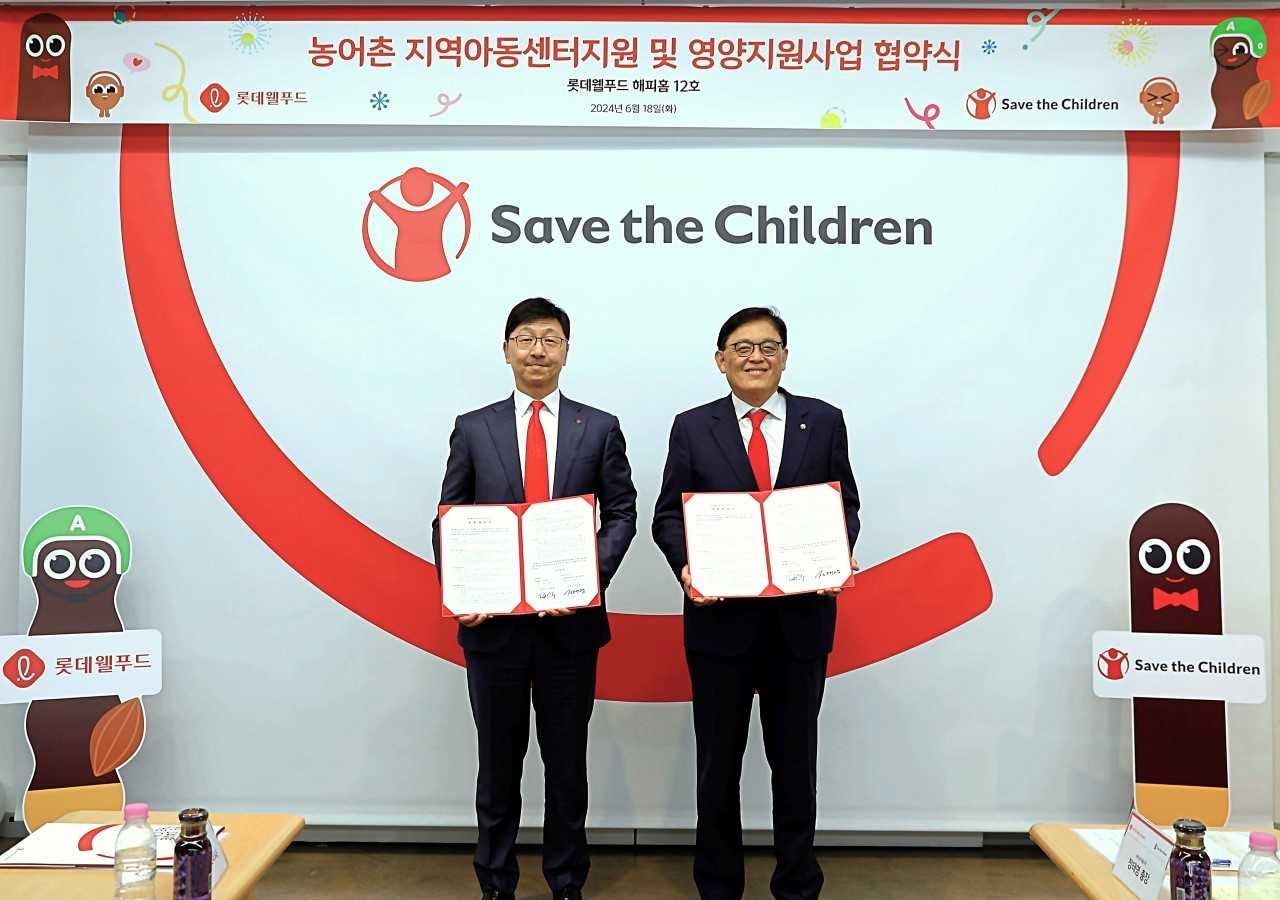 롯데웰푸드는 18일 세이브더칠드런과 후원 협약 체결식을 가졌다. 이창엽(왼쪽부터) 롯데웰푸드 대표와 정태영 세이브더칠드런 총장이 협약식 후 기념 촬영을 하고 있다. [롯데웰푸드]