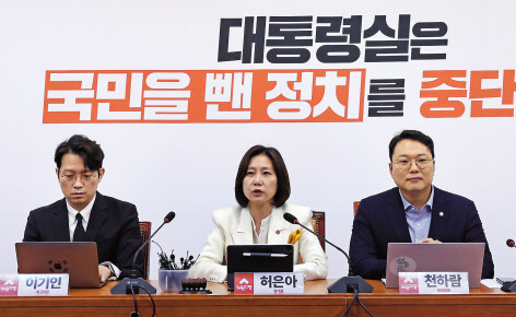 조국(위쪽 사진) 조국혁신당 대표와 허은아 개혁신당 대표가 각각 19일 서울 여의도 국회에서 열린 최고위원회의에서 발언하고 있다. [뉴시스]
