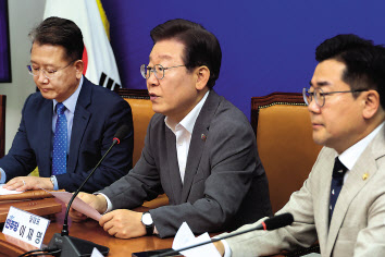 이재명(가운데) 더불어민주당 대표가 19일 오전 서울 여의도 국회에서 열린 최고위원회에서 발언하고 있다. [연합]