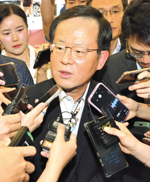 조병규 우리은행장이 19일 오전 서울 중구 은행회관에서 열린 금융감독원장-은행장 간담회에 참석해 취재진의 질의에 답변하고 있다. 임세준 기자