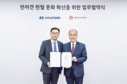 정유석(왼쪽) 현대자동차 국내사업본부장(부사장)과 홍원화 경북대학교 총장이 지난 18일 업무협약 체결식에서 기념 촬영을 하고 있다. [현대차 제공]