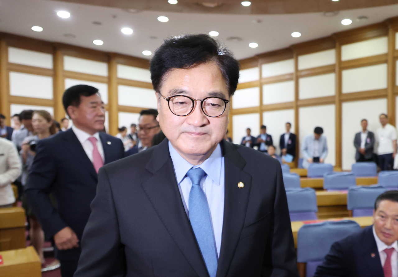 우원식 국회의장이 18일 오전 국회 의원회관에서 열린 국회지역균형발전포럼 출범식에 참석해 기념 촬영을 하기 위해 이동하고 있다. [연합]