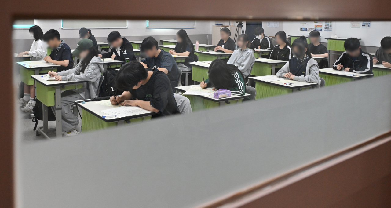 지난 4일 서울 송파구 방산고등학교에서 학생들이 대학수학능력시험 6월 모의평가 시험을 치르고 있다. [연합]
