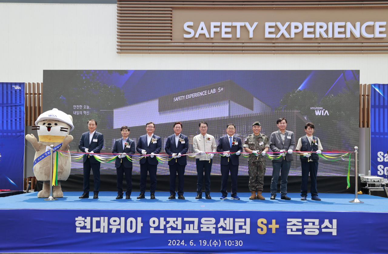 19일 경상남도 창원특례시 현대위아 본사에서 열린 체험형 안전교육센터 S+ 준공식에 참석한 내외빈들이 기념사진을 찍고 있다. 공흥두(왼쪽부터) 안전보건공단 본부장, 양여봉 고용노동부 창원지청장, 홍남표 창원특례시 시장, 박완수 경상남도 지사, 정재욱 현대위아 대표이사, 허성무 창원시성산구 국회의원, 김종묵 육군 제39사단 사단장, 한용빈 현대자동차 기획조정3실 부사장, 추민식 현대위아 노동조합 지회장. [현대위아 제공]