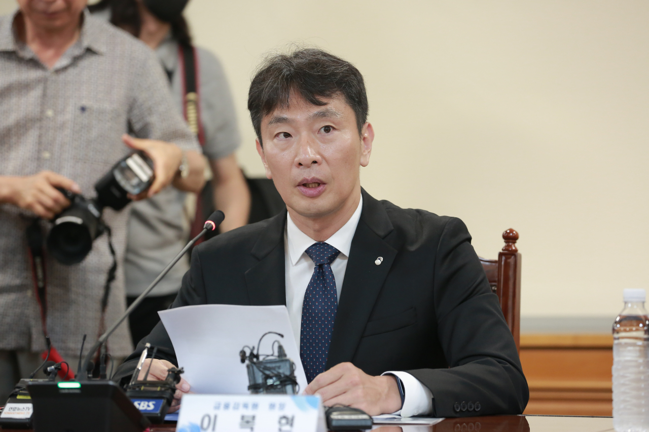 이복현 금융감독원장이 19일 서울 중구 은행회관에서 20개 은행장과 가진 간담회에서 모두발언을 하고 있다. [금융감독원 제공]