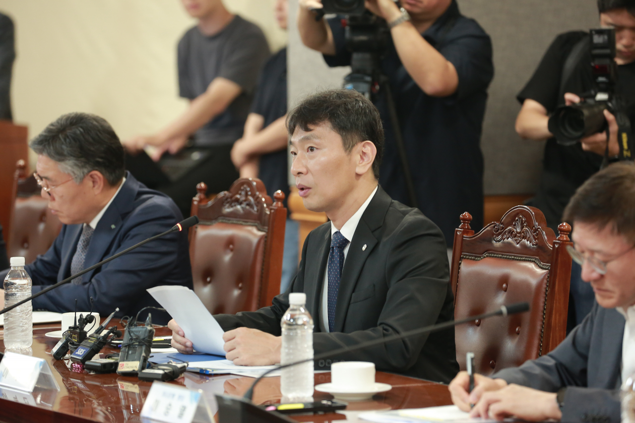 이복현 금융감독원장이 19일 서울 중구 은행회관에서 20개 은행장과 가진 간담회에서 발언하고 있다. [금융감독원 제공]