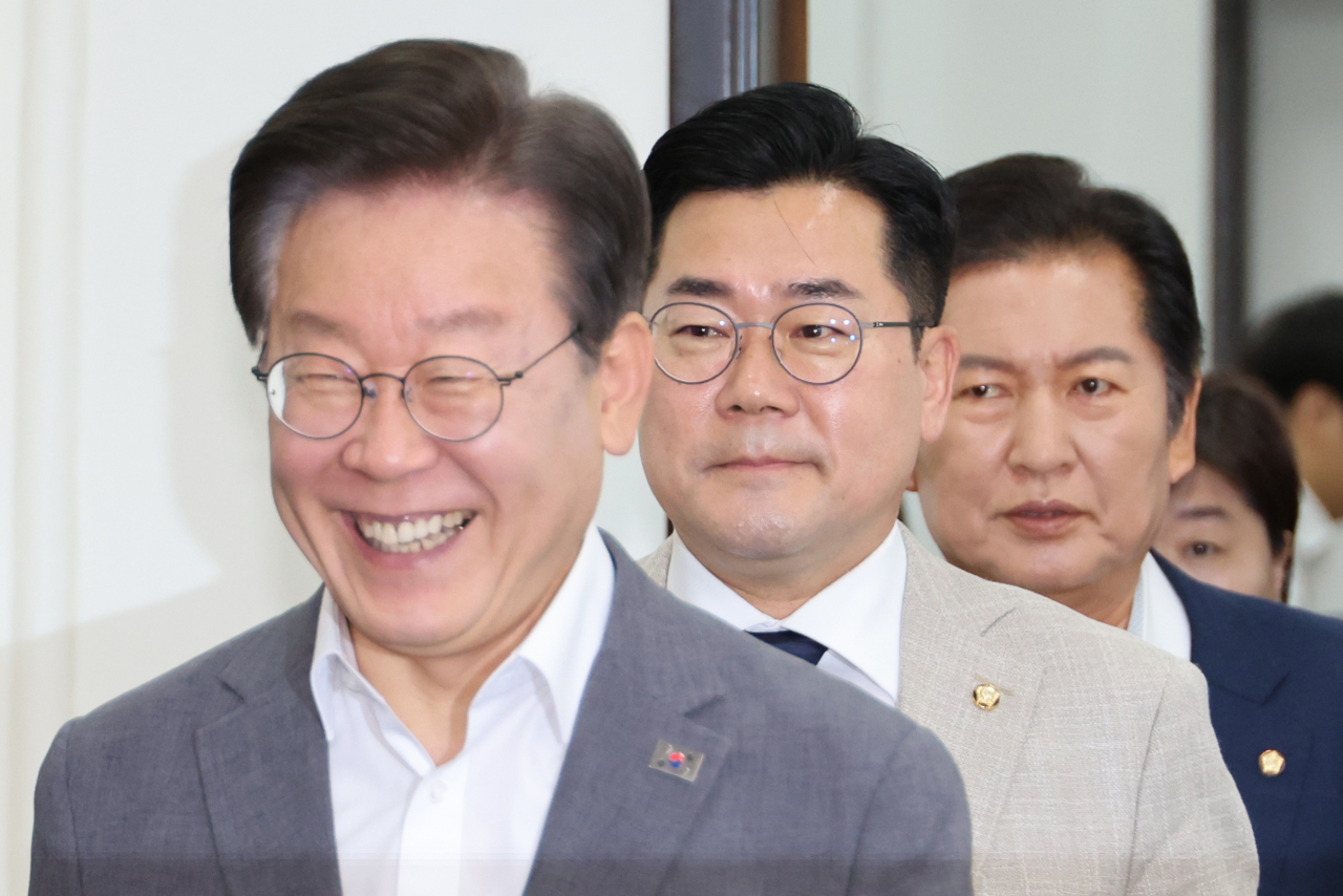 이재명(왼쪽부터) 더불어민주당 대표와 박찬대 원내대표, 정청래 최고위원이 19일 오전 서울 여의도 국회에서 열린 최고위원회에 참석하고 있다. [연합]