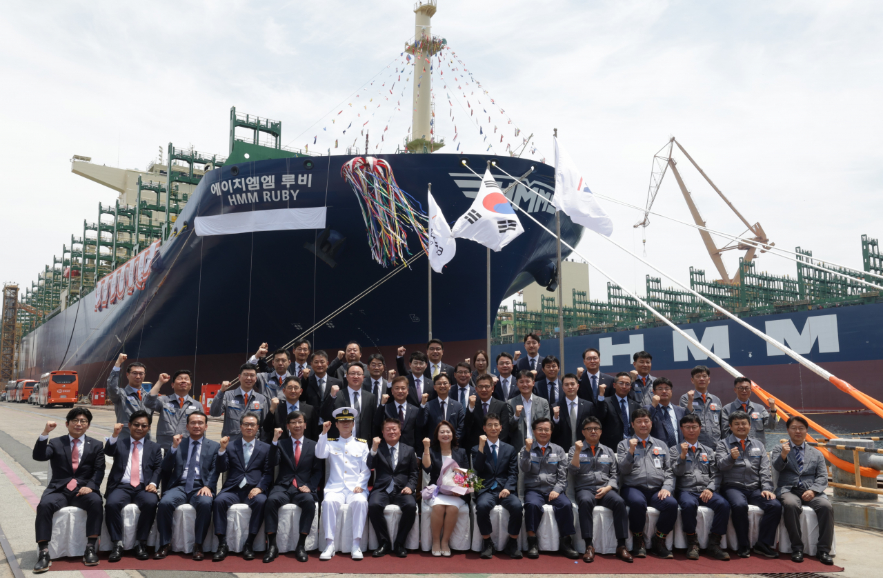 19일 한화오션 옥포조선소에서 열린 ‘HMM 루비호’ 명명식에서 관계자들이 기념 촬영을 하고 있다. [HMM 제공]