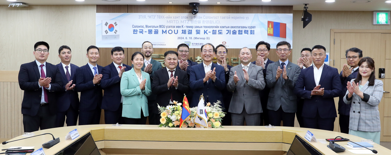 국가철도공단은 18일 공단본사에서 몽골철도공사(MTZ)와 양기관의 철도협력을 위한 업무협약식을 개최했다.
