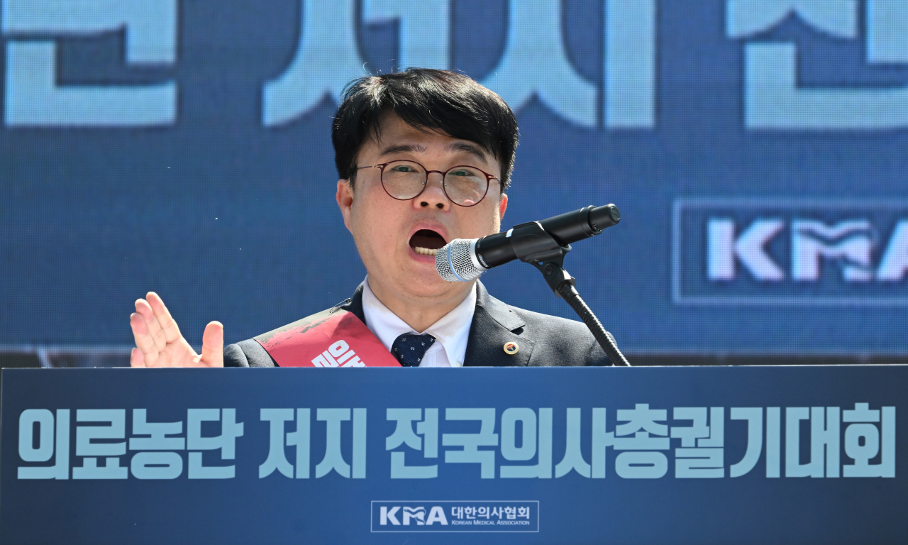 임현택 대한의사협회 회장이 18일 오후 서울 여의도 여의대로에서 열린 전국의사 총궐기대회에서 발언하고 있다. 임세준 기자
