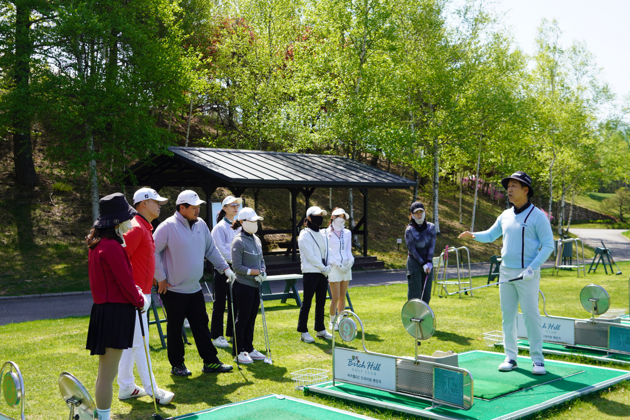 허석호(오른쪽) 프로가 OBS 골프최고위 과정에서 레슨을 하고 있다.
