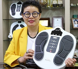 비채온 김미경 대표가 근감소증 예방 EMS 운동기기 '바디체인지'를 선보이고 있다. [비채온 제공]