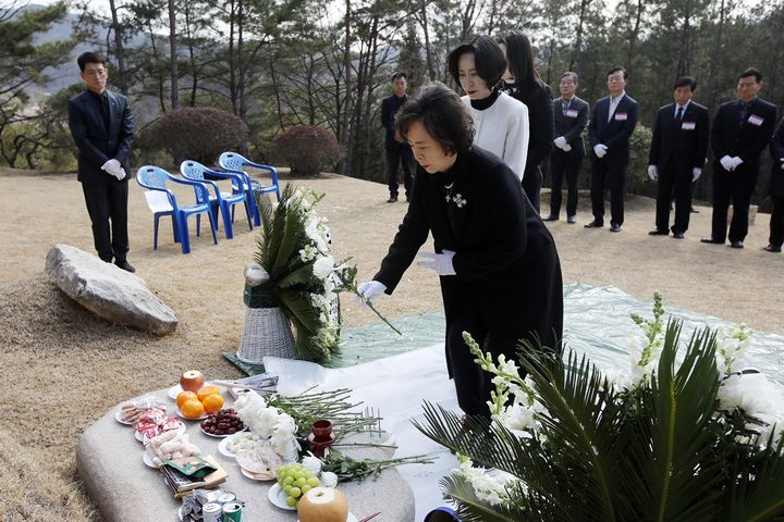 신영자 씨가 울산의 신격호 회장 선영에서 헌화를 하고 있다. [롯데장학재단 제공]