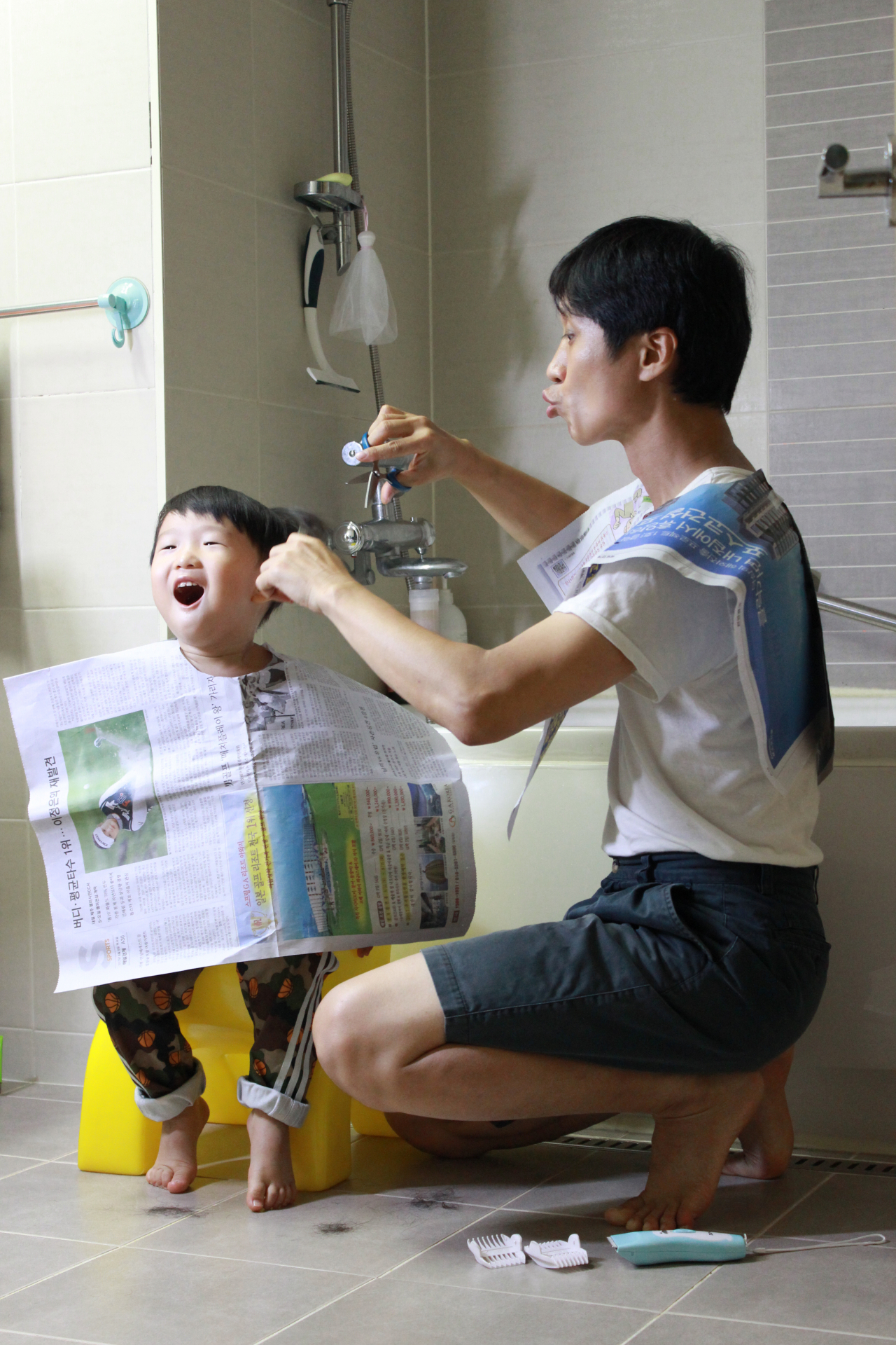 '대한민국 아빠육아 사진 공모전'에서 버금상을 수상한 안상태 씨의 '업사이클 신문지와 아빠의 가위질'. [연합]