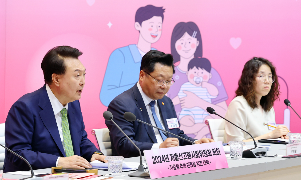 윤석열 대통령이 19일 경기도 성남시 HD현대 글로벌R&D센터 아산홀에서 ‘저출생 추세 반전을 위한 대책’을 주제로 열린 2024년 저출산고령사회위원회 회의에서 발언하고 있다.[연합]