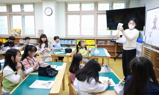 대구의 한 초등학교에서 학생들이 늘봄 교실에 참여하고 있다. [연합]