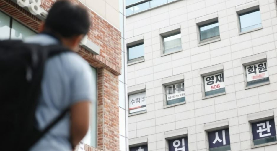 대치동 학원가 앞에 한 초등학생이 서 있다. [연합]