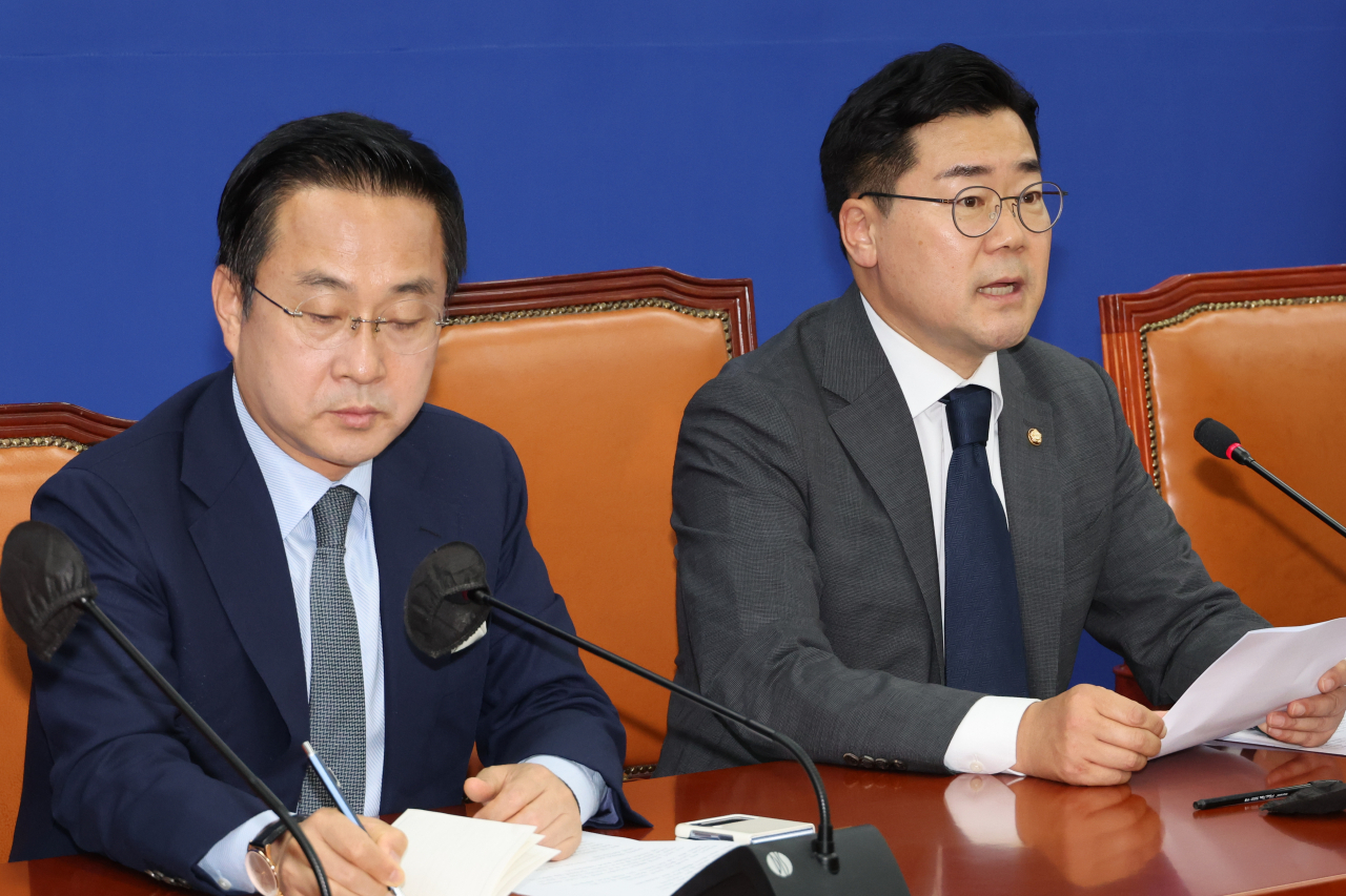 박찬대 더불어민주당 원내대표와 박성준 원내수석부대표가 19일 오후 서울 여의도 국회에서 기자간담회를 열고 국민의힘 추경호 원내대표의 원 구성 제안에 대한 입장을 밝히고 있다. [연합]