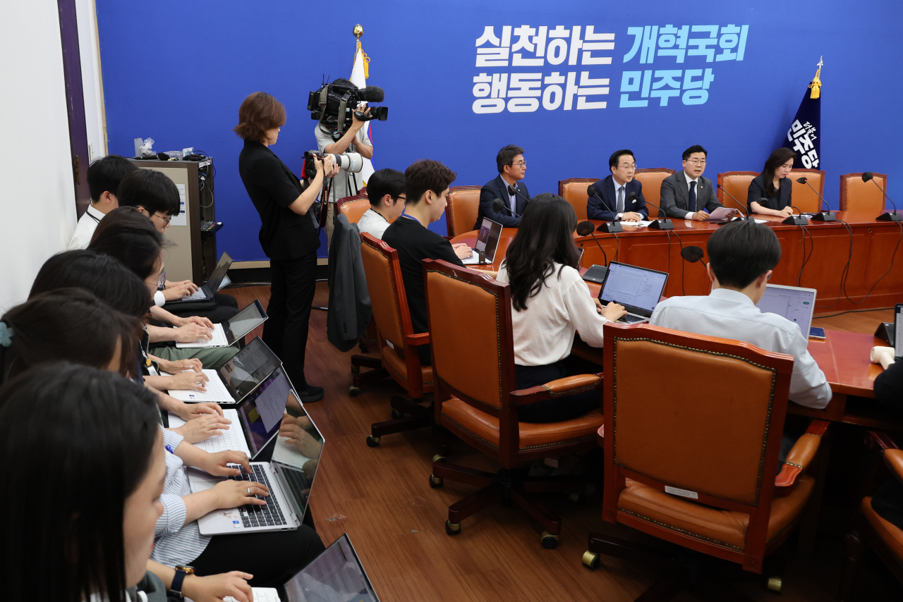 박찬대 더불어민주당 원내대표와 박성준 원내수석부대표가 19일 오후 서울 여의도 국회에서 기자간담회를 열고 국민의힘 추경호 원내대표의 원 구성 제안에 대한 입장을 밝히고 있다. [연합]